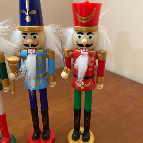 Nutcracker Royal Soldiers Set of 3 Plastic - Picture 4 of 5
